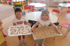 SLUNÍČKA-Komín z kostek postavíme. Jak ? To všichni dobře víme. Jednu kostku,druhou na ni, sk kostkami je hezké hraní