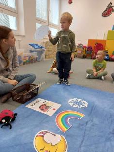 Listí zlátne, padá dolů, beruškám je dobře spolu.