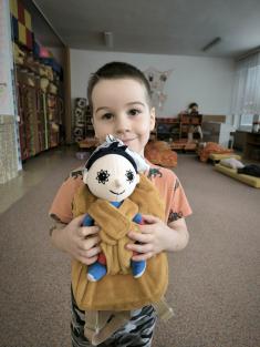 Koťátka, pojďte sem, mrazík se na nás za oknem, cení zoubky, pojďte ven.