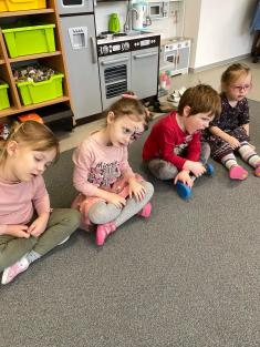 Šla beruška k muzice, ztratila tam střevíce.