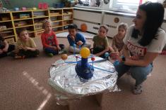 Sluníčka-"Ta Sluneční soustava, kolik planet, děti, má ?"