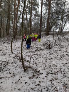 4.	Mrzne, sněží to to zebe, hodně sněhu spadlo z nebe, ptáčkové teď starost mají, jak potravu obstarají.