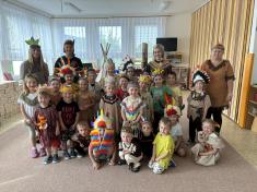 Indiáni kolem ohně, povídají příběhy. Motýlci jen poslouchají všechny jejich postřehy.