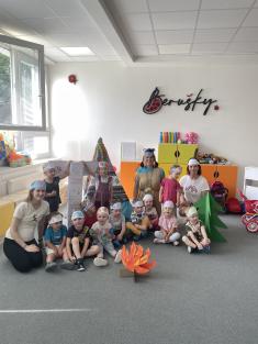 Indiáni, ti se mají! Celý den si jenom hrají. 