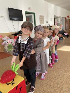 Veverky - „Na zem jablka padají, ptáci křídla zdvihají. Za chalupou na políčku, sklidíme i cibuličku.“ 