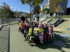 Hvězdičky -Komín z kostek postavíme. Jak ? To všichni dobře víme. Jednu kostku,druhou na ni, sk kostkami je hezké hraní. (