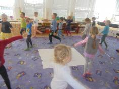 Ptáčci si teď lámou hlavu, co si na zub dají, možná že jim kamarádi něco obstarají