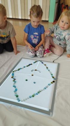 Veverky - „Nad kopcem se směje drak, letí vzhůru do oblak.“