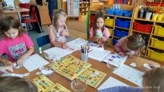 Kuřátka si užívají krásy podzimu v lese.