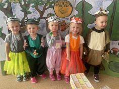 Veverky - „Medvěd, zajíc, vlk a liška v zimě chtějí plná bříška. Pro zásoby běhají, zimu v klidu přečkají.“ 