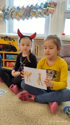 "Mikuláš je dobrý brach, z čerta jde naopak strach, andílci veselí kuřátka podělí.“