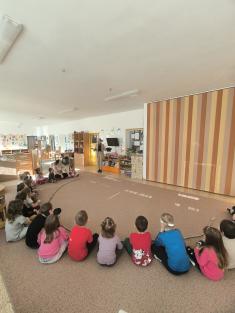 Koťátka a notičky mají rádi písničky.