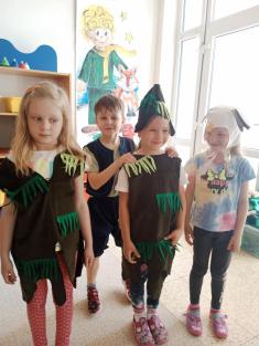 "Čarodějka já jsem hrozná, kdo mě zlobí, ten to pozná. Muří noha, hadí zub, budeš žábou coby dup."