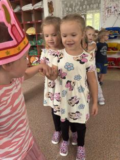 "Jsem na světě a oči mám, a když se kolem podívám, tak vidím tolik lidí a oni mě také vidí"