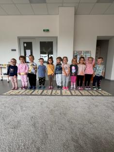 Dráček dětem zamává, pak k nim rychle přistává.-Čmeláčci 