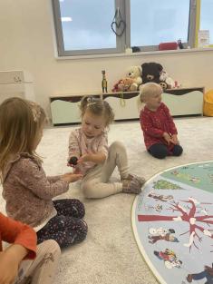 Koulelo se, koulelo červené jablíčko až k Mravenečkům