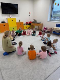 U našeho lesíka, starý ježek naříká. Ježek listí přichystal, na zimu se nachystal.