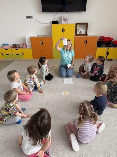 Zdravě jím a zdravě spím, ničeho se nebojím. Vitamíny pomohou,  zlé bacily přemohou.