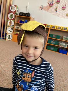 Když má Hugo málo vitamínů, sní ovoce a zeleninu.