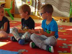 Oskárek si přišel hrát, chtěl by být náš kamarád. 