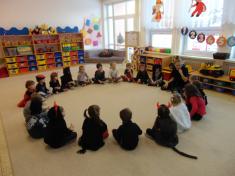 Už je zima, už je čas, Mikuláši mají sraz. Ti nám nesou bílou zimu i tetičku Meluzínu, i pár sladkých oříšků, schovaných má v kožíšku.