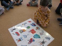 Pat dělá to a Mat zas tohle, snad se nám ta práce pohne. - Veverky