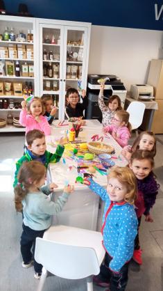 Kuřátka a kačka malá, po dvorku si cupitala. - Hvězdičky