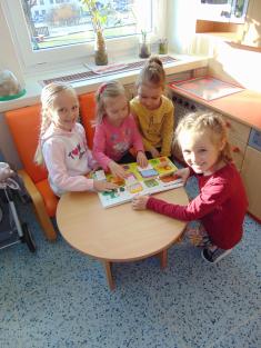 Á BÉ CÉ DÉ, kočka přede, ale pes to nedovede. É EF GÉ HÁ Í JÉ KÁ, zato rád si zaštěká, EL EM EN Ó PÉ ER ES, kočka totiž není pes. TÉ Ú VÉ IX ZET A ŽET, do školy už můžem hned.