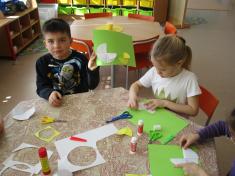 Mrskačka, mrskačka, dávejte vajíčka, u dveří už stojí kohoutek a slepička.