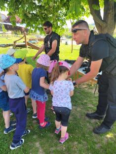 Policisté zajišťují  bezpečí a pořádek.Někdy také zasahují do rvaček a do hádek.-Návštěva policistů v naší MŠ.