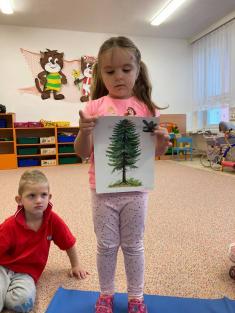 U našeho lesíka, starý ježek naříká.