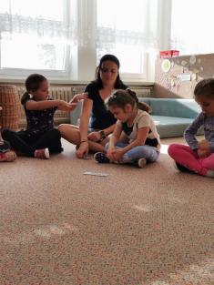 "Vyletěl si pyšný drak, vyletěl s Koťátky až do oblak."