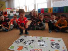 Traktor jede po poli , vyorává brambory . - Veverky