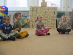 Padá listí zlaté , rudé , je ho plná zahrada . Veverky