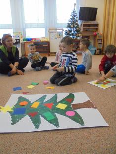 Chumelí se, chumelí, tatínek jde pro jmelí. A maminka pro ovoce, těšíme se na Vánoce.