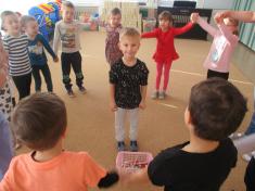 Jsou tu zase po roce , sněhobílé Vánoce . - Veverky 