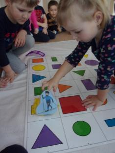  Hrajeme si, dovádíme, sněhuláka postavíme. Že je zima, to my víme, pozor, ať se nezraníme. - Hvězdičky