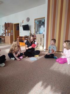 Koťátka už vyhlížejí jarní sluníčko.