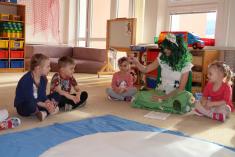 „Než se jaro osmělí,vystrkuje podběly.Ty mu asi dolů hlásí, čerstvé zprávy o počasí.“ 