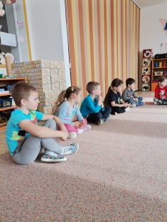 Jaro ťuká na vrátka, vítají jej Koťátka.