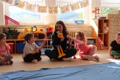 Žlutý čtverec našišato s bílým rámem poznám, táto! Jsme na hlavní silnici. Když odbočíš k vesnici, je přes značku černá čára. Končí hlavní, říká Jára. 