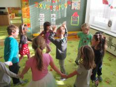 Listí žloutne, dolů padá, podzim já mám tuze ráda 1