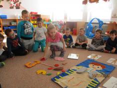 Levá ruka, pravá ruka, do&nbsp;dlaně si prstík ťuká 1