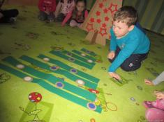 Když bílý sníh na&nbsp;zem padá, zahalí střechy i&nbsp;zahrady 1