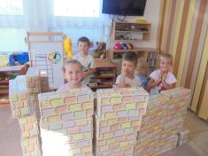 Motýlci už čekají, všechny děti vítají! Tak už pojď a buď tu s námi, najdeš si i kamarády. 